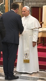 Dr. Malte Kaufmann (AfD) mit Papst Leo XIV.