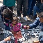 Nach den Steinewürfen vom 11. April antwortete die Mazedonische Armee mit Tränengas und Gummigeschossen. Hier soll medienwirksam ein Kind auf den leeren Hülsen positioniert werden. Zu allem Unglück fühlt sich das Mädchen dabei deutlich unwohl.