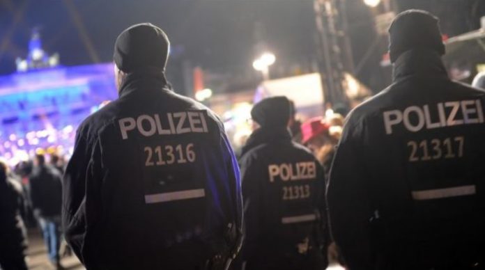 Polizei zu Silvester auf der Partymeile am Brandenburger Tor.