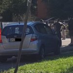 Alfred Denzinger mit Kamera (Beobachter News) am Wohnort von Oliver Hilburger zusammen mit „Antifas“.
