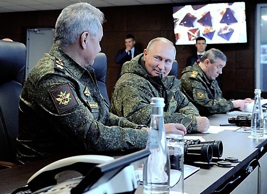 Sehen so Verlierer aus? Wladimir Putin mit Generalstabchef Waleri Gerassimow (r.) und Verteidigungsminister Sergei Schoigu (l.) bei der Militärübung Wostok-2022 vor kurzem in der Region Primorje.