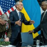 Ein Sieg Russlands in der Ukraine würde eine Niederlage der NATO bedeuten, sagte NATO-Generalsekretär Jens Stoltenberg (Bildmitte, hier mit US-Verteidigungsminister Lloyd Austin).