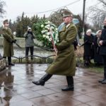Ungarns Staatssekretär Miklós Soltész legt einen Kranz am Denkmal der zwangsausgesiedelten Ungarndeutschen in Környe nieder.