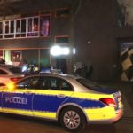 Nach den tödlichen Messerstichen in einer Shisha-Bar in Hammerbrook am frühen Sonntagmorgen hat die Polizei Hamburg jetzt einen dringend tatverdächtigen Montenegriner festgenommen.