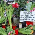 Inmitten der vielen Blumen vor dem Gebäude der Zeugen Jehovas in Hamburg-Alsterdorf liegt auch schon ein Transparent mit politischer Botschaft: „Trauer – und Wut über das fehlende Waffenverbot.“