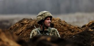 Es sind die einfachen Männer vorne im Schützengraben, die ihr Leben für die Kriege der Politiker lassen: Ein ukrainischer Soldat beobachtet die Front in der Nähe von Bachmut.