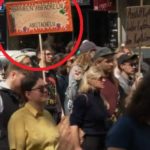 Klarer Aufruf zur Gewalt: „Banken abfackeln. Klassenkampf anstacheln“, heißt es unumwunden auf einem Plakat eines Demonstranten (rot umrandet). Warum wird das vom NDR nicht beanstandet?