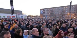 Der Widerstand der Greifswalder (hier bei einer Protestveranstaltung vor der Greifswalder Caspar-David-Friedrich-Schule) hat sich gelohnt: Die Einwohner stimmten am Sonntag 65 Prozent gegen eine Flächen-Verpachtung für Flüchtlingscontainer.