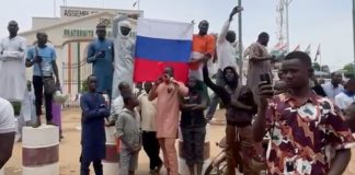 Denn die neuen Machthaber in Niger haben nicht nur den sofortigen Stopp der Ausfuhren von Uran und Gold aus dem Land verfügt, sondern lassen es auch zu, dass auf den Straßen der Hauptstadt Niamey russische Fahnen geschwenkt werden.