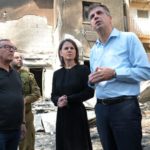 Annalena Baerbock mit dem israelischen Außenminister Cohen (r.) in Netivot, an dem drei Mitglieder einer Familie von der Hamas ermordet wurden.