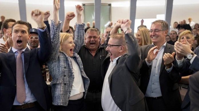 Die SVP feierte bei der Nationalratswahl am Sonntag in der Schweiz einen fulminanten Wahlsieg (Foto: Große Freude bei Volkspartei-Vertretern im Kanton St. Gallen).