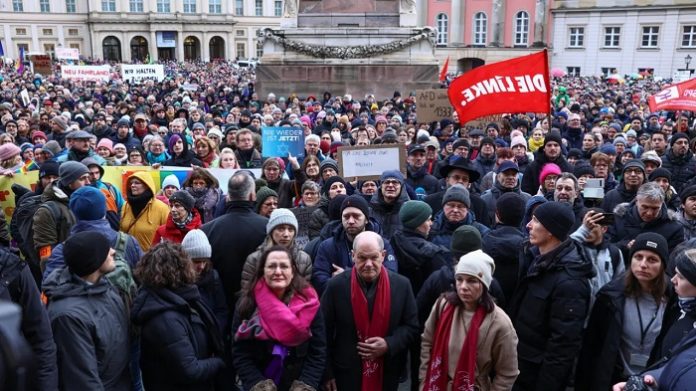 Gaben den Anstoß für die bundesweiten Proteste gegen die AfD: Bundeskanzler Olaf Scholz und Außenministerin Annalena Baerbock bei der Auftaktdemo in Potsdam Mitte Januar.