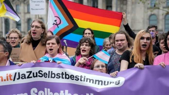 Das kürzlich verabschiedete „Selbstbestimmungsgesetz“ – die AfD stimmte im Deutschen Bundestag natürlich dagegen – erlaubt auch Minderjährigen, sich künftig ihr Geschlecht selbst auszusuchen.