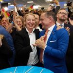 Alice Weidel (M) und Tino Chrupalla (Mitte r), beide AfD-Bundesvorsitzende, jubeln in der AfD-Parteizentrale bei der Prognose zur Europawahl.