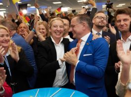 Alice Weidel (M) und Tino Chrupalla (Mitte r), beide AfD-Bundesvorsitzende, jubeln in der AfD-Parteizentrale bei der Prognose zur Europawahl.