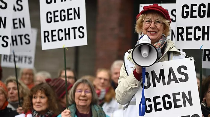 Deutsche Feminismus-Zierde: „Omas gegen Rechts“