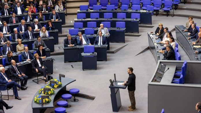 Eine Demokratie muss aushalten, dass die Mehrheit der AfD-Abgeordneten den Selenskyj-Festspielen im Bundestag fernblieb. Genauso muss es die AfD-Fraktion aushalten, dass Kraft, Wundrack, Kleinwächter und Glaser trotzdem daran teilnahmen.