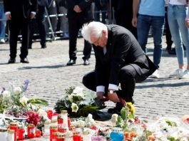 Bundespräsident Frank-Walter Steinmeier legte am Freitag am Tatort des Messerangriffs, dem Marktplatz in Mannheim, ein Blumengebinde nieder und gedachte des getöteten Polizisten Rouven Laur. Über Stürzenberger sagte er kein Wort.
