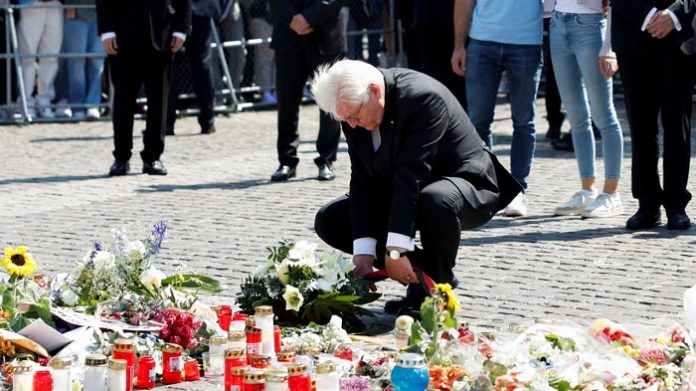 Bundespräsident Frank-Walter Steinmeier legte am Freitag am Tatort des Messerangriffs, dem Marktplatz in Mannheim, ein Blumengebinde nieder und gedachte des getöteten Polizisten Rouven Laur. Über Stürzenberger sagte er kein Wort.