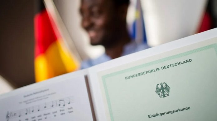 Bundesinnenministerin Nancy Faeser (53, SPD) hat nach dem neuen Einbürgerungsgesetz (deutscher Pass schon nach drei Jahren) ein neues Herzensprojekt: Sie will immer mehr Migranten zu Beamten machen und befördern.