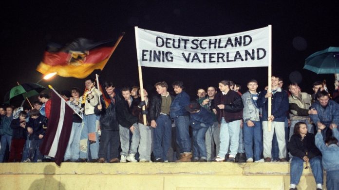 34 Jahre nach der Wiedervereinigung steht die Stimmungslage offenbar auf Rosenkrieg im buntesdeutschen Haus.