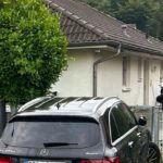 Schwer bewaffnete Sicherheitskräfte bewachen das Haus von Jürgen Elsässer in Falkensee.