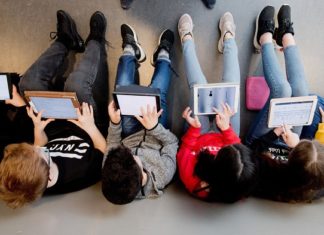 Tablets sind heutzutage feste Bestandteile des Unterrichts an deutschen Schulen. Aber Länder wie Schweden und Dänemark setzen wieder stark auf analoge Unterrichtsmaterialien und -methoden.