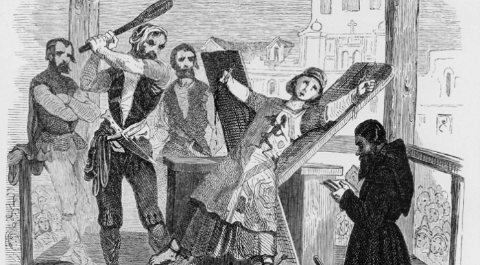 Inquisition im Mittelalter: Ein Angeklagter wird gefoltert, indem er mit hinter dem Rücken zusammengebundenen Armen an einem Seil hängt (Holzstich nach René de Morane).