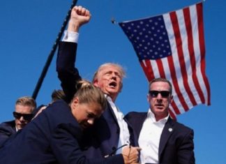 Kämpferisch auch im Moment des möglichen Todes - das Foto von Donald Trump mit hochgereckter Faust kurz nach dem Attentat genießt jetzt schon weltweiten Ikonenstatus.
