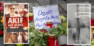 „Danke Angela Merkel Partei Grüne“ steht auf einem Zettel zwischen Trauerkerzen in Solingen.