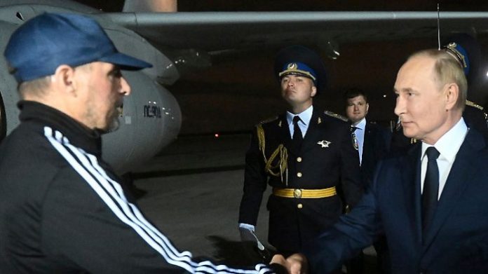 Der sogenannte „Tiergartenmörder“ Wadim Krasikow wurde von Putin persönlich am Flugzeug begrüßt.