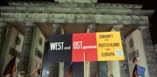 Kann der Ausgang der Wahlen am Sonntag im Osten ein Weckruf für den sich immer noch im Tiefschlaf befindlichen Westen sein? (Foto: Feierlichkeiten zur Wiedervereinigung am 3. Oktober 1990 vor dem Brandenburger Tor)