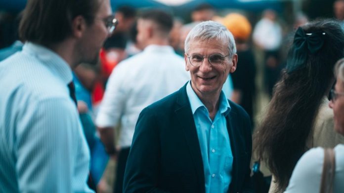 Der Spitzenkandidat der AfD für die Landtagswahl in Brandenburg am 22. September, Christoph Berndt, ist authentisch, denn er kommt “aus dem Volk”. Ein Politiker, den sich jede Partei nur wünschen kann.