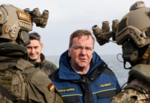 Boris Pistorius (hier bei einem Besuch der Marine in Eckernförde) zur Fahrt der deutschen Fregatte durch die Taiwanstraße: „Es ist der kürzeste Weg, es ist angesichts der Wetterlage der sicherste Weg, und es sind internationale Gewässer, also fahren wir durch.“