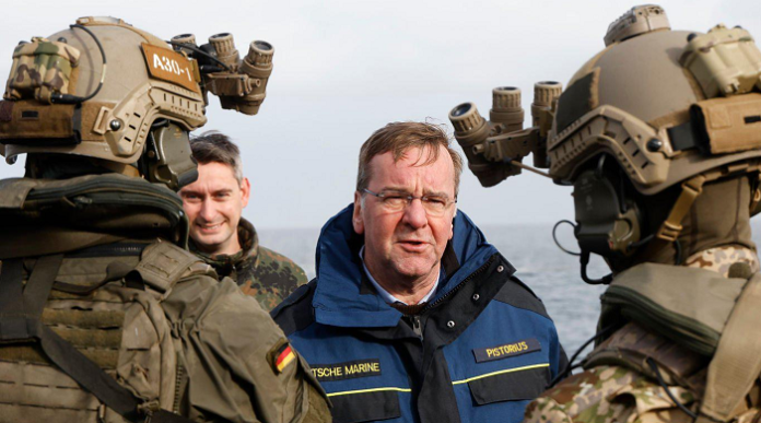 Boris Pistorius (hier bei einem Besuch der Marine in Eckernförde) zur Fahrt der deutschen Fregatte durch die Taiwanstraße: „Es ist der kürzeste Weg, es ist angesichts der Wetterlage der sicherste Weg, und es sind internationale Gewässer, also fahren wir durch.“