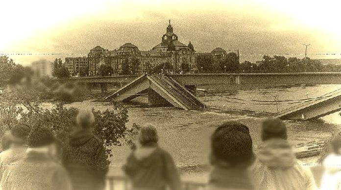 Wie im Krieg: Ein künstlich gealtertes Foto der eingestürzten Carolabrücke in Dresden.