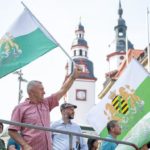 Als Versuchskaninchen für ein AfD-Verbotsverfahren bietet sich die in der Corona-Diktatur entstandene Kleinpartei "Freie Sachsen" an. Ihr Kennzeichen ist die sächsische grün-weiße Landesflagge.