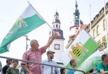 Als Versuchskaninchen für ein AfD-Verbotsverfahren bietet sich die in der Corona-Diktatur entstandene Kleinpartei "Freie Sachsen" an. Ihr Kennzeichen ist die sächsische grün-weiße Landesflagge.