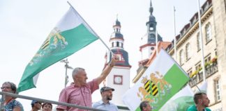 Als Versuchskaninchen für ein AfD-Verbotsverfahren bietet sich die in der Corona-Diktatur entstandene Kleinpartei "Freie Sachsen" an. Ihr Kennzeichen ist die sächsische grün-weiße Landesflagge.