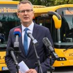 Ungarns Innenminister Bence Rétvári hat vor zwei Tagen in Budapest am Busbahnhof Népliget eine Pressekonferenz abgehalten, bei der er symbolisch mit dem Bus die Migranten von Röszke nach Brüssel "schickt".