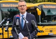 Ungarns Innenminister Bence Rétvári hat vor zwei Tagen in Budapest am Busbahnhof Népliget eine Pressekonferenz abgehalten, bei der er symbolisch mit dem Bus die Migranten von Röszke nach Brüssel "schickt".