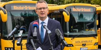 Ungarns Innenminister Bence Rétvári hat vor zwei Tagen in Budapest am Busbahnhof Népliget eine Pressekonferenz abgehalten, bei der er symbolisch mit dem Bus die Migranten von Röszke nach Brüssel "schickt".