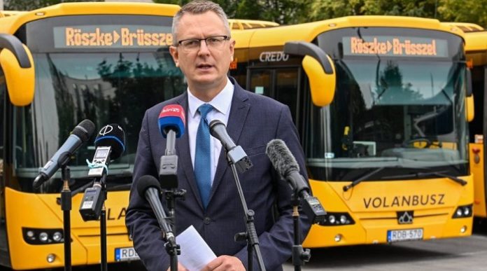 Ungarns Innenminister Bence Rétvári hat vor zwei Tagen in Budapest am Busbahnhof Népliget eine Pressekonferenz abgehalten, bei der er symbolisch mit dem Bus die Migranten von Röszke nach Brüssel 