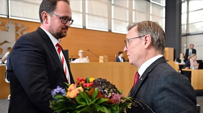 Es muss nach Demokratie aussehen: Thüringens SED-Chef Bodo Ramelow gratuliert seinem Blockparteienkollegen Thadäus König (CDU) zur Landtagspräsidentenwahl.