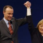 Ausgerechnet Friedrich Merz, der vor der Unglücksgestalt Angela Merkel (hier Hand in Hand auf dem CDU-Bundesparteitag 2001 in Dresden) feige gekuscht hat, will künftig die rasch vergreisende Nation führen.