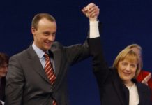 Ausgerechnet Friedrich Merz, der vor der Unglücksgestalt Angela Merkel (hier Hand in Hand auf dem CDU-Bundesparteitag 2001 in Dresden) feige gekuscht hat, will künftig die rasch vergreisende Nation führen.