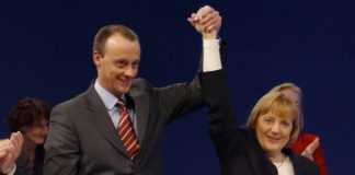 Ausgerechnet Friedrich Merz, der vor der Unglücksgestalt Angela Merkel (hier Hand in Hand auf dem CDU-Bundesparteitag 2001 in Dresden) feige gekuscht hat, will künftig die rasch vergreisende Nation führen.