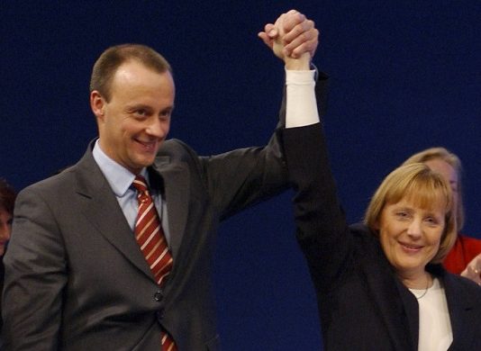 Ausgerechnet Friedrich Merz, der vor der Unglücksgestalt Angela Merkel (hier Hand in Hand auf dem CDU-Bundesparteitag 2001 in Dresden) feige gekuscht hat, will künftig die rasch vergreisende Nation führen.