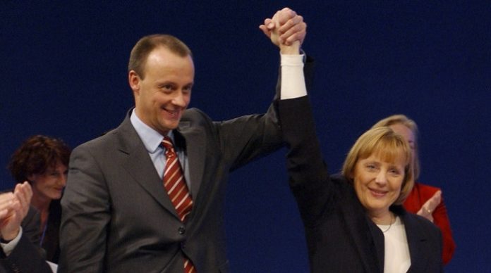 Ausgerechnet Friedrich Merz, der vor der Unglücksgestalt Angela Merkel (hier Hand in Hand auf dem CDU-Bundesparteitag 2001 in Dresden) feige gekuscht hat, will künftig die rasch vergreisende Nation führen.