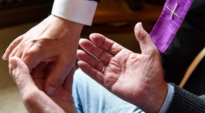 Die letzte Ölung soll den Übergang in die Ewigkeit bereiten – eine heilige Handlung, bei der das Irdische dem göttlichen Platz machte. 